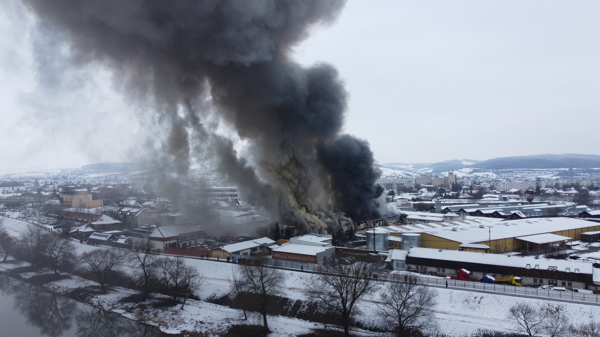 Incendiu de proporții într-o zonă de depozite din Târgu Mureș. A fost emis un mesaj Ro-Alert