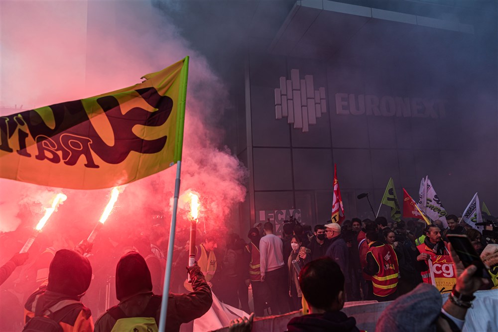 Protestatarii francezi au intrat cu torțe în sediul unei companii financiare din Paris, pe fondul furiei față de legea pensiilor