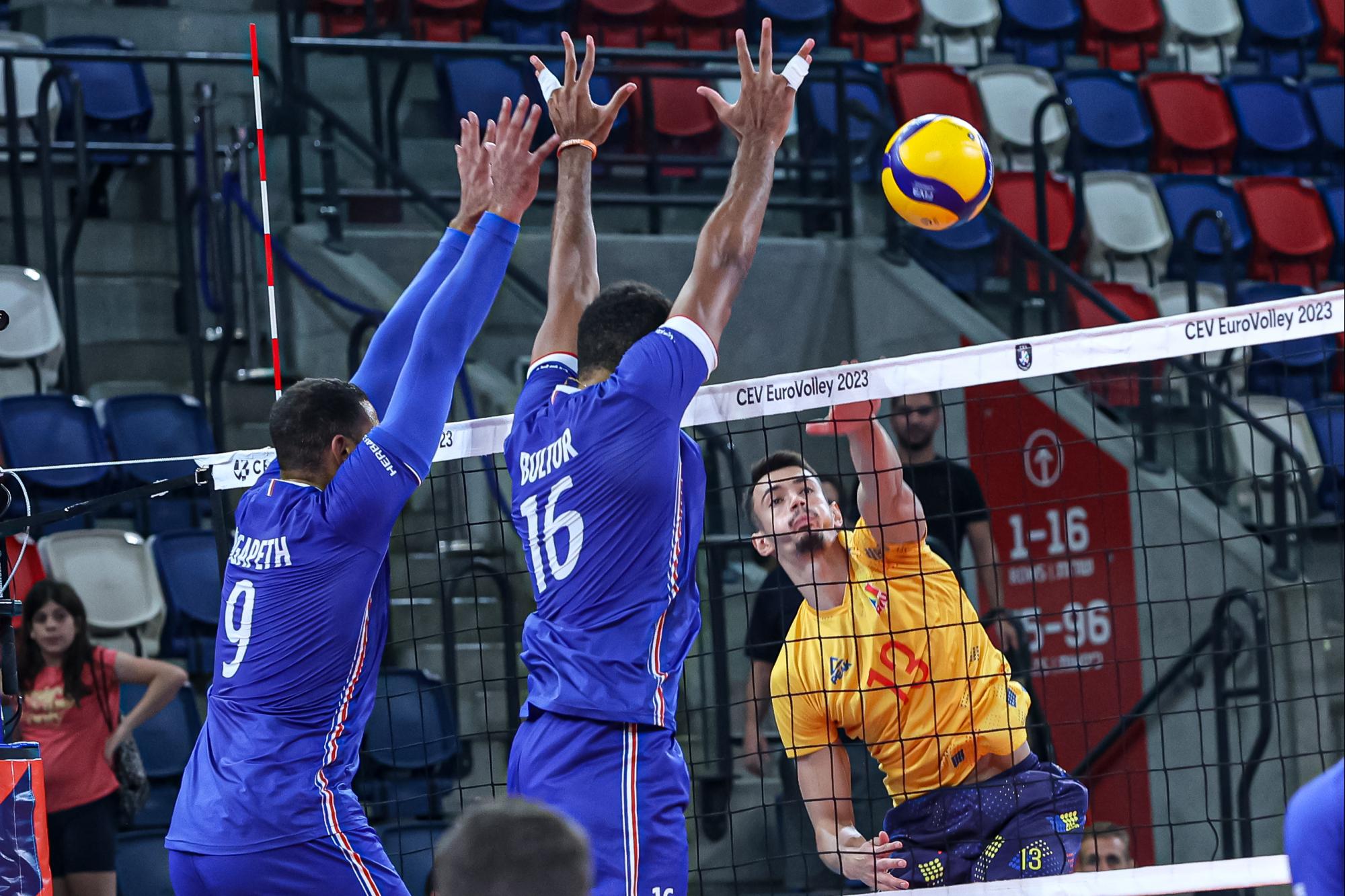 „Tricolorii” au răpus campioana olimpică en-titre. Voleibaliștii români au învins Franța și s-au calificat în „optimile” Campionatului European