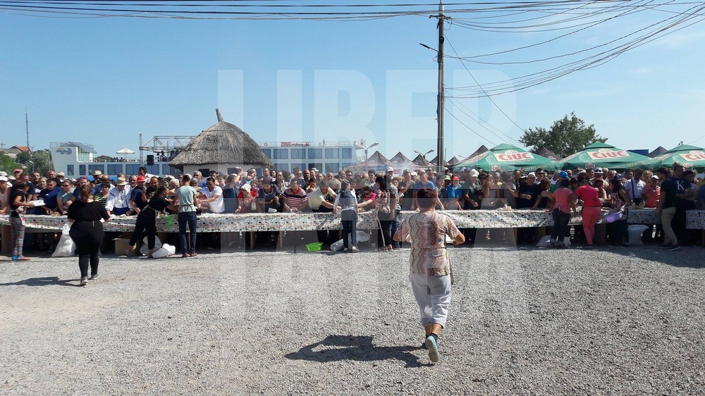 Sărbătoarea borșului de pește, la Jurilovca. Se gătesc 15 tone de ciorbă din 5 tone de pește / GALERIE FOTO