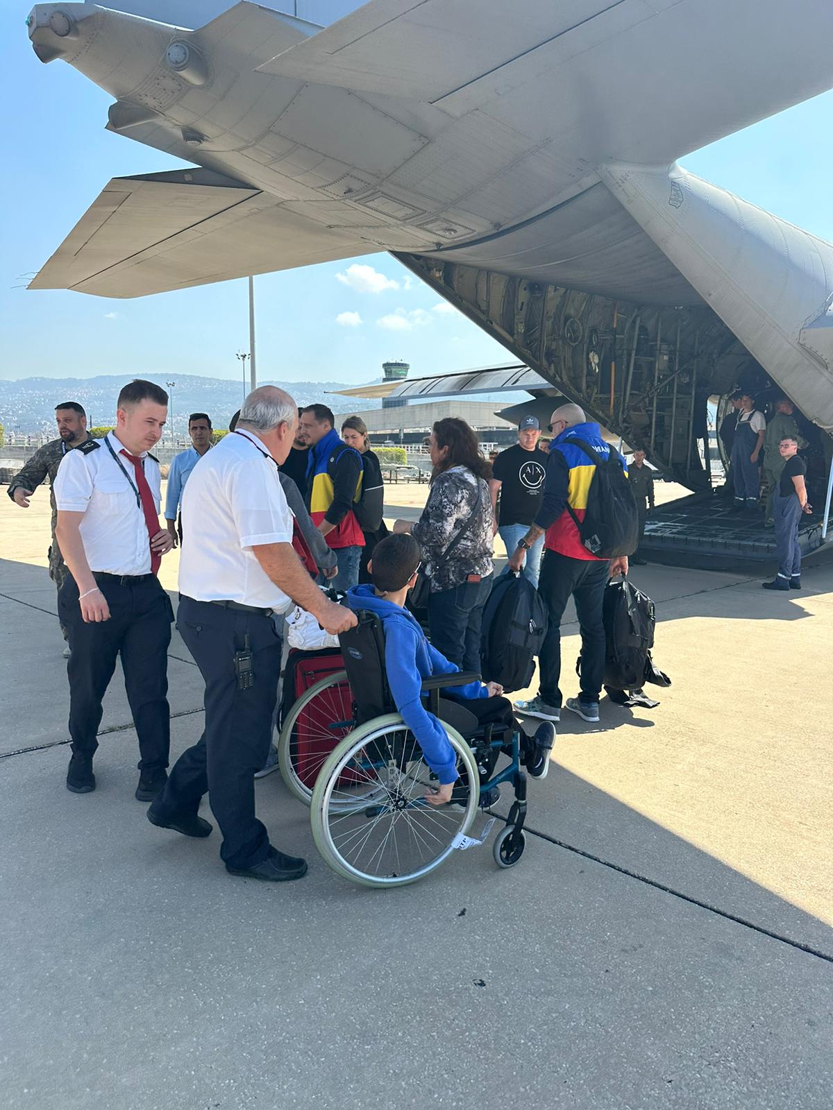 Zeci de români au fost evacuați de urgență din Liban cu un avion Hercules al MApN | VIDEO
