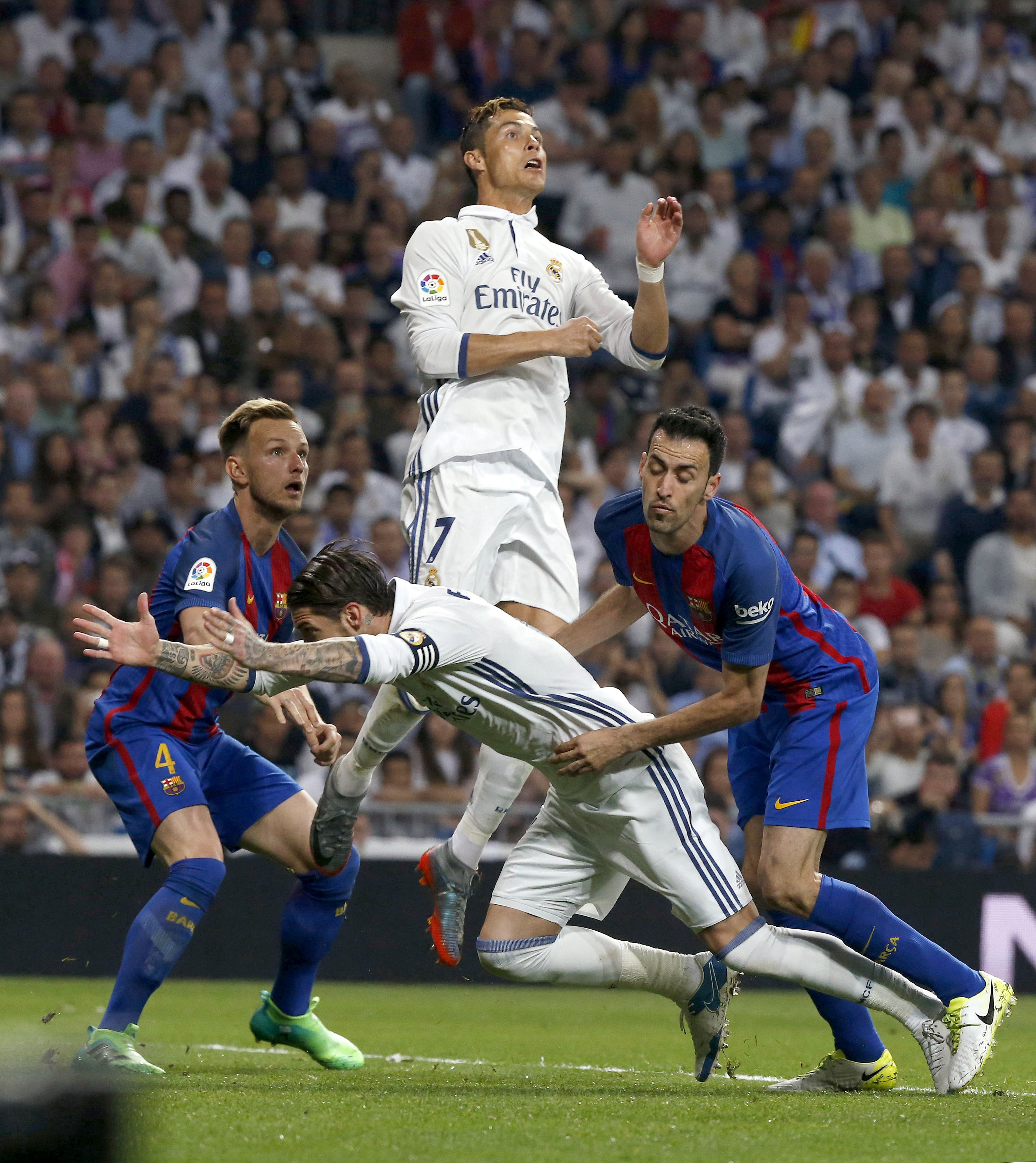 Real - Barcelona 2-3. Umplut de sânge, Messi a adus victoria ”extratereștrilor” la ultima fază și a marcat golul 500 pentru Barca / VIDEO