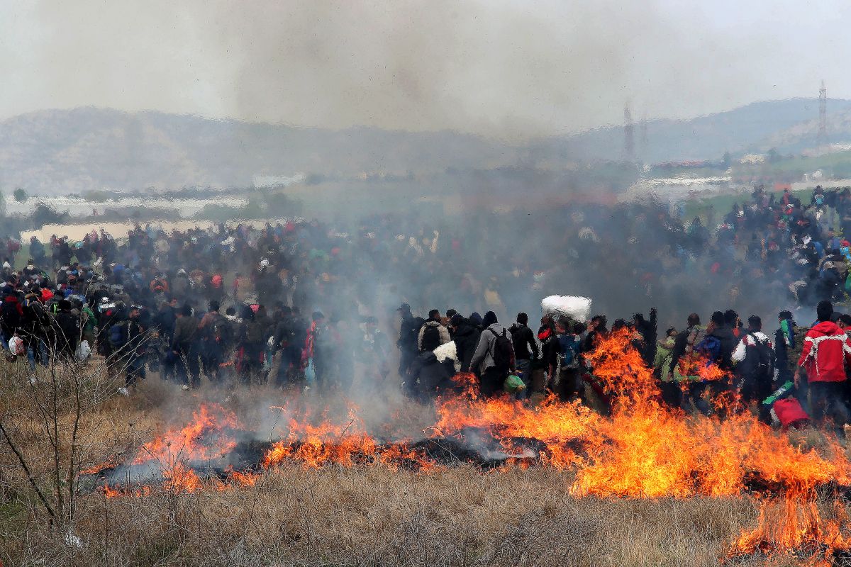 FOTO | Violențe în taberele de imigranți din nordul Greciei! Poliția a intervenit pentru a-i opri pe refugiați să treacă în Macedonia de Nord
