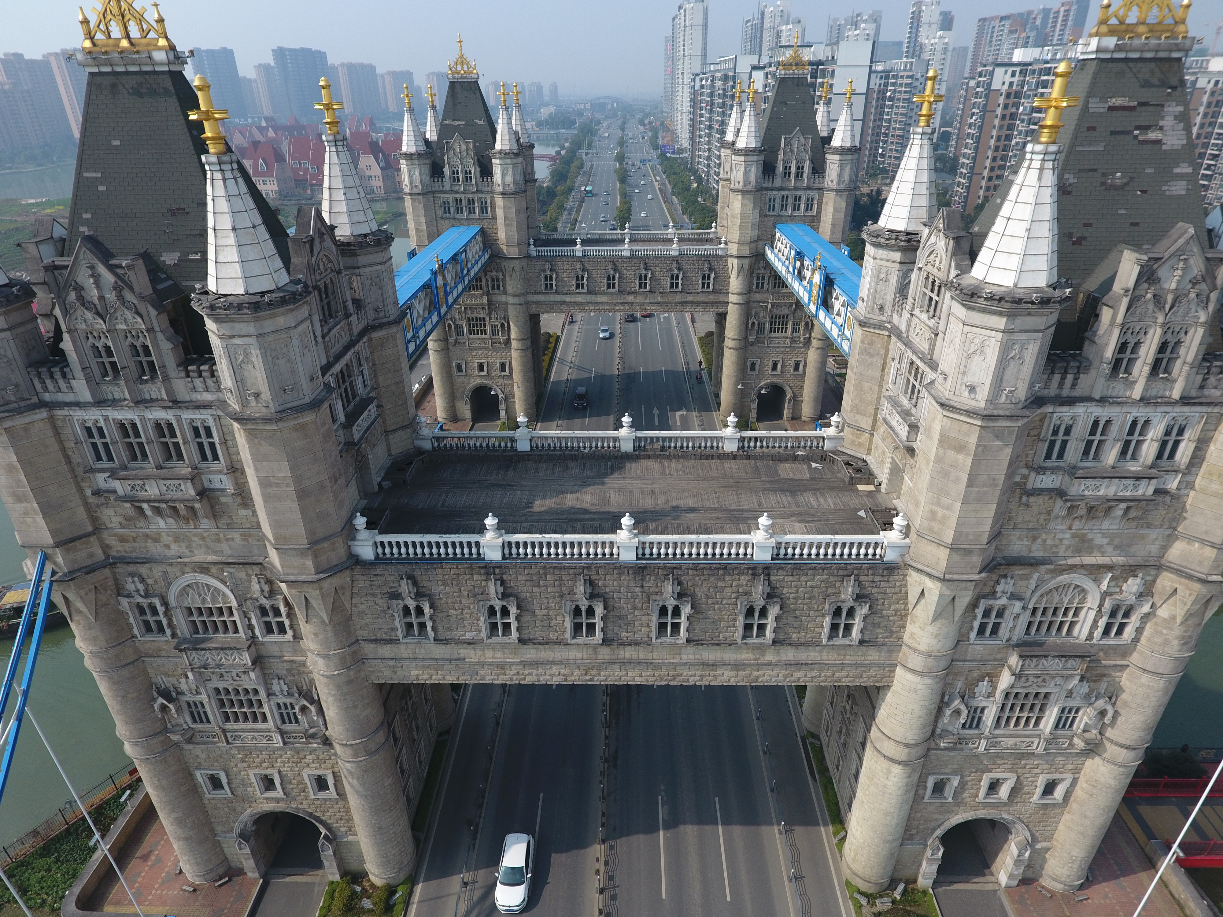 Chinezii au construit copia Tower Bridge. Este mai mare decât atracția din Londra