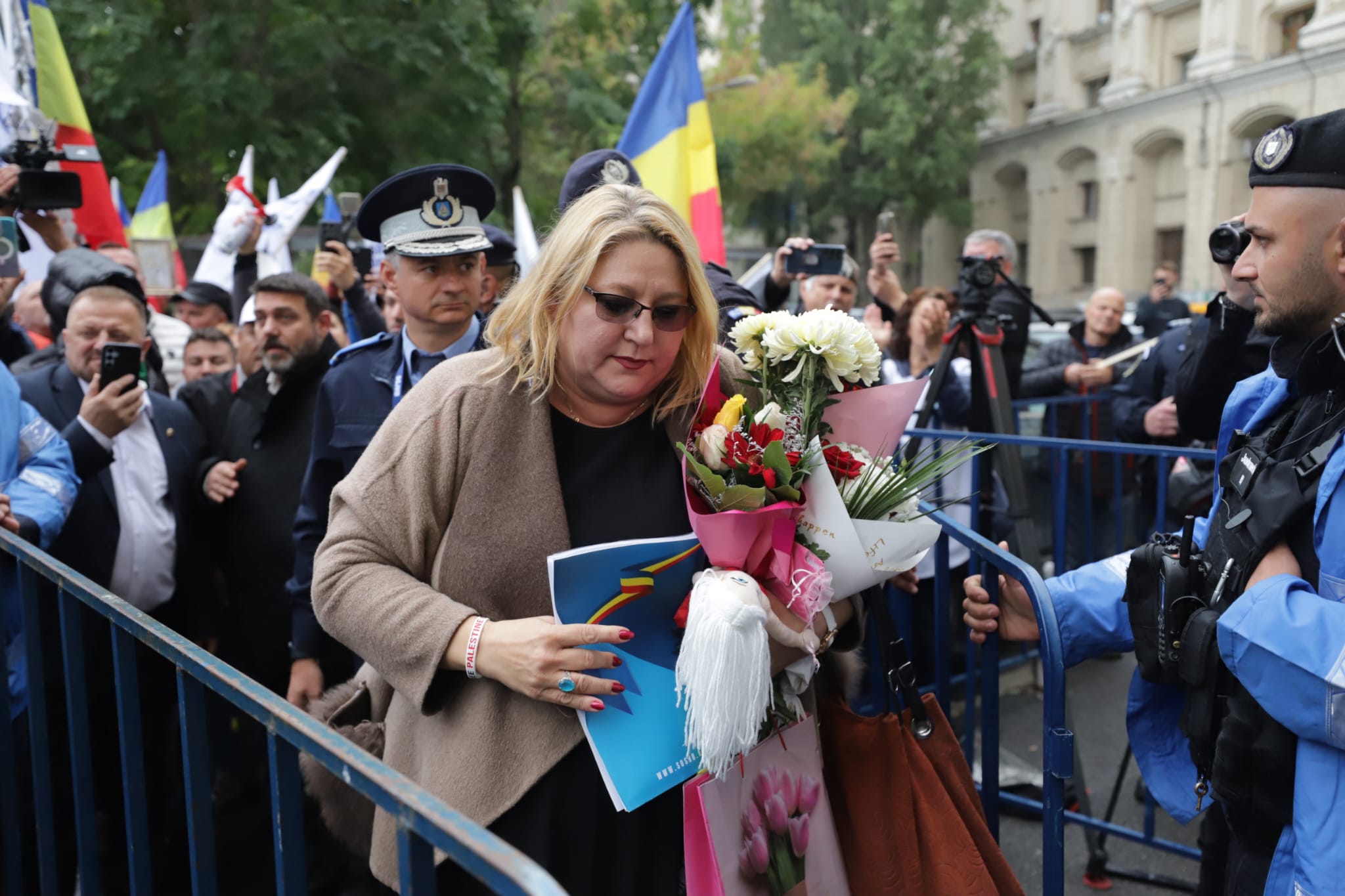 Diana Șoșoacă, baie de mulțime la Parchetul General: „Va veni momentul în care eu voi fi președintele României”