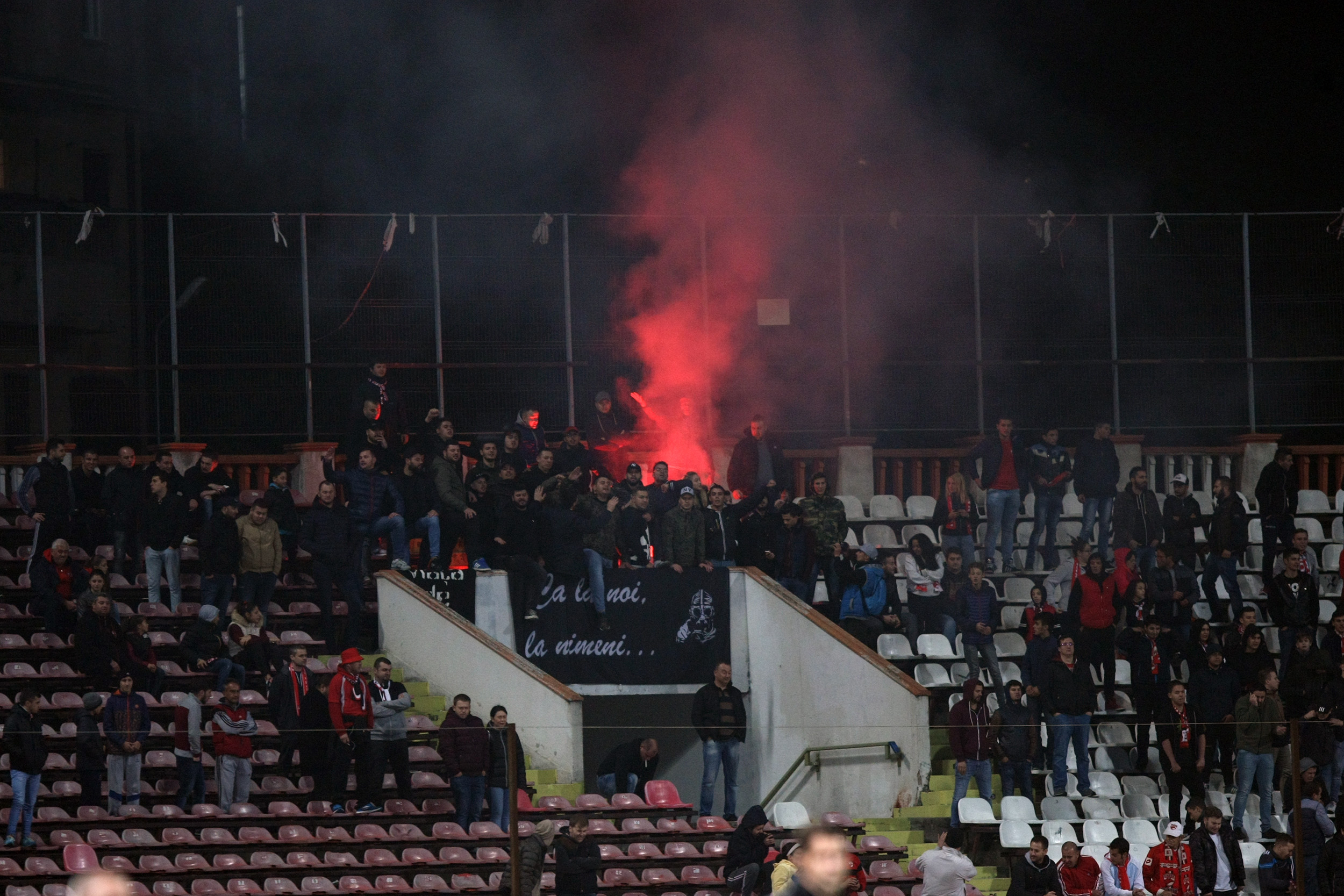 Liga 1, etapa 13. Dinamo - Pandurii 4-0. Autogol incredibil Lazar, ”dublă” Lazăr, plus Palici. ”Câinii”, în negru, în memoria lui Titi Frățilă. Fanii i-au cerut demisia lui Ando / VIDEO