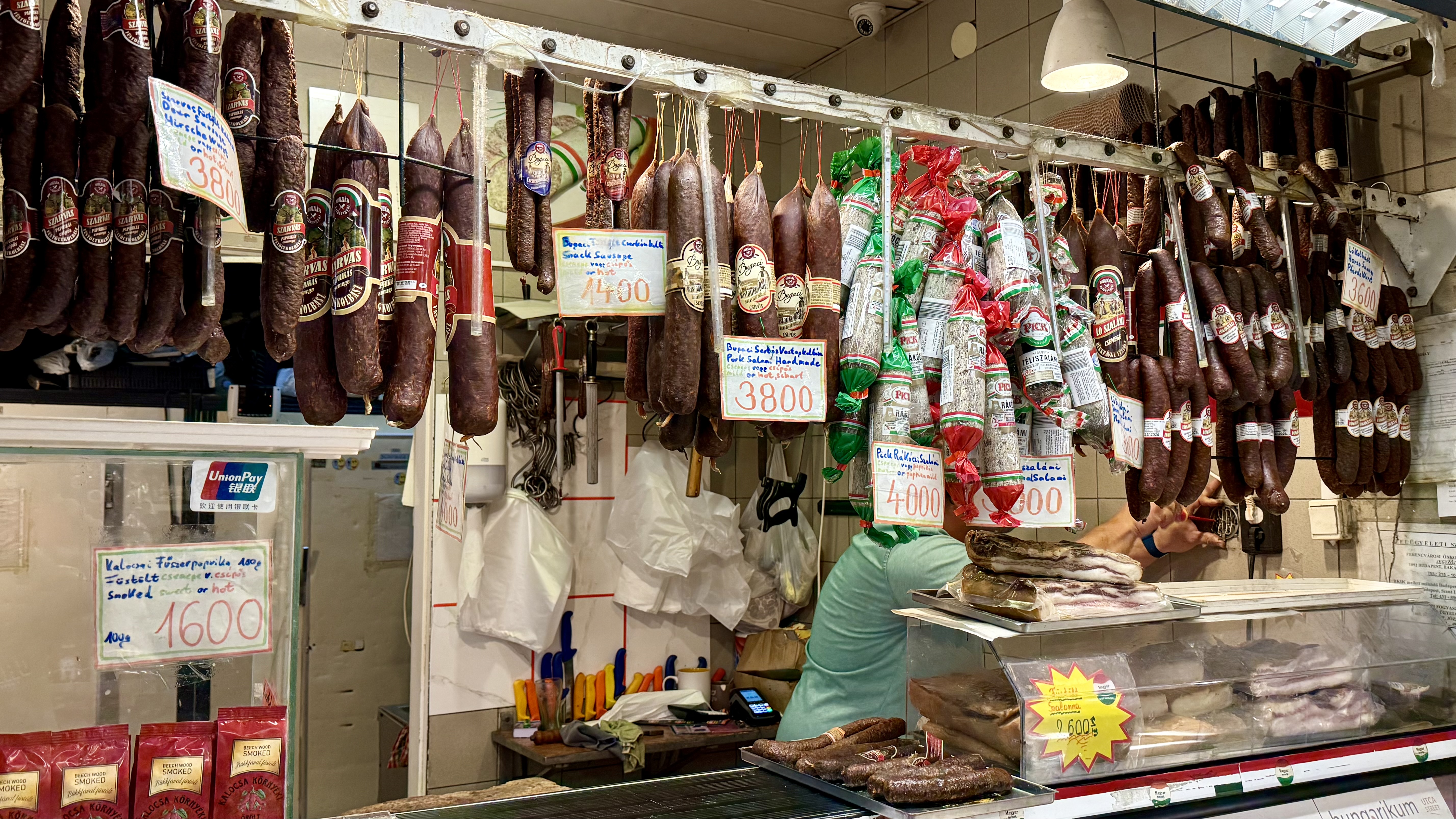 Spectacol culinar total la doi pași de România. Cât costă o porție de gulaș și ce-am descoperit într-o piață unicat