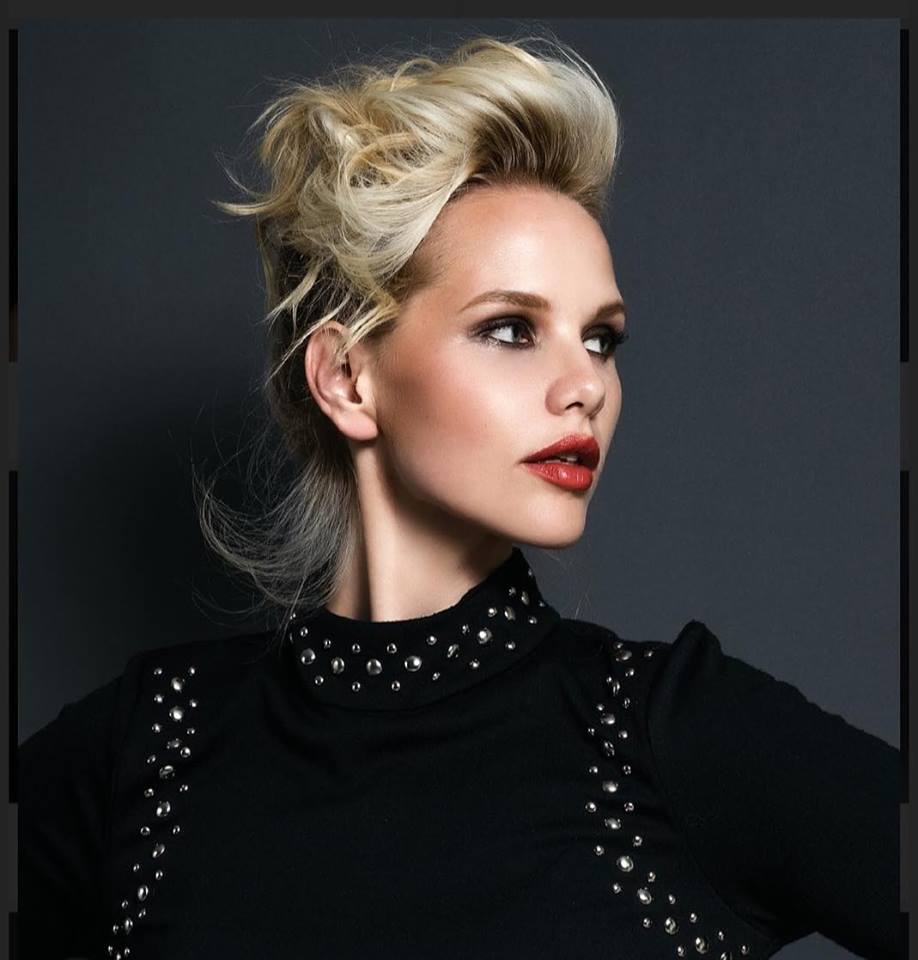 FOTO | Un model XXL a murit la 30 de ani după ce a pierdut lupta cu cancerul ovarian