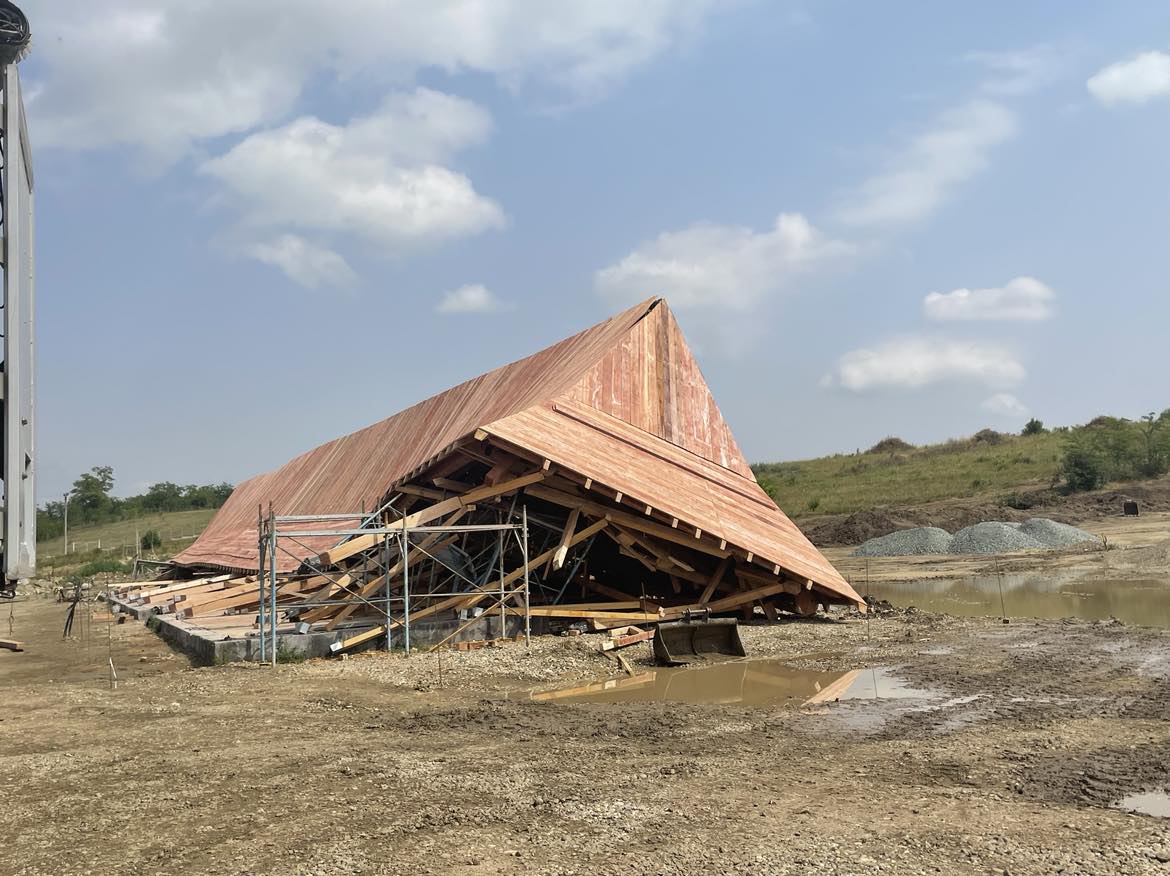 „Prăbușirea de la Podul Înalt”. Construcție turistică pe locul unde Ștefan cel Mare a câștigat bătălia cu turcii, pusă la pământ de vânt. Ce spun autoritățile