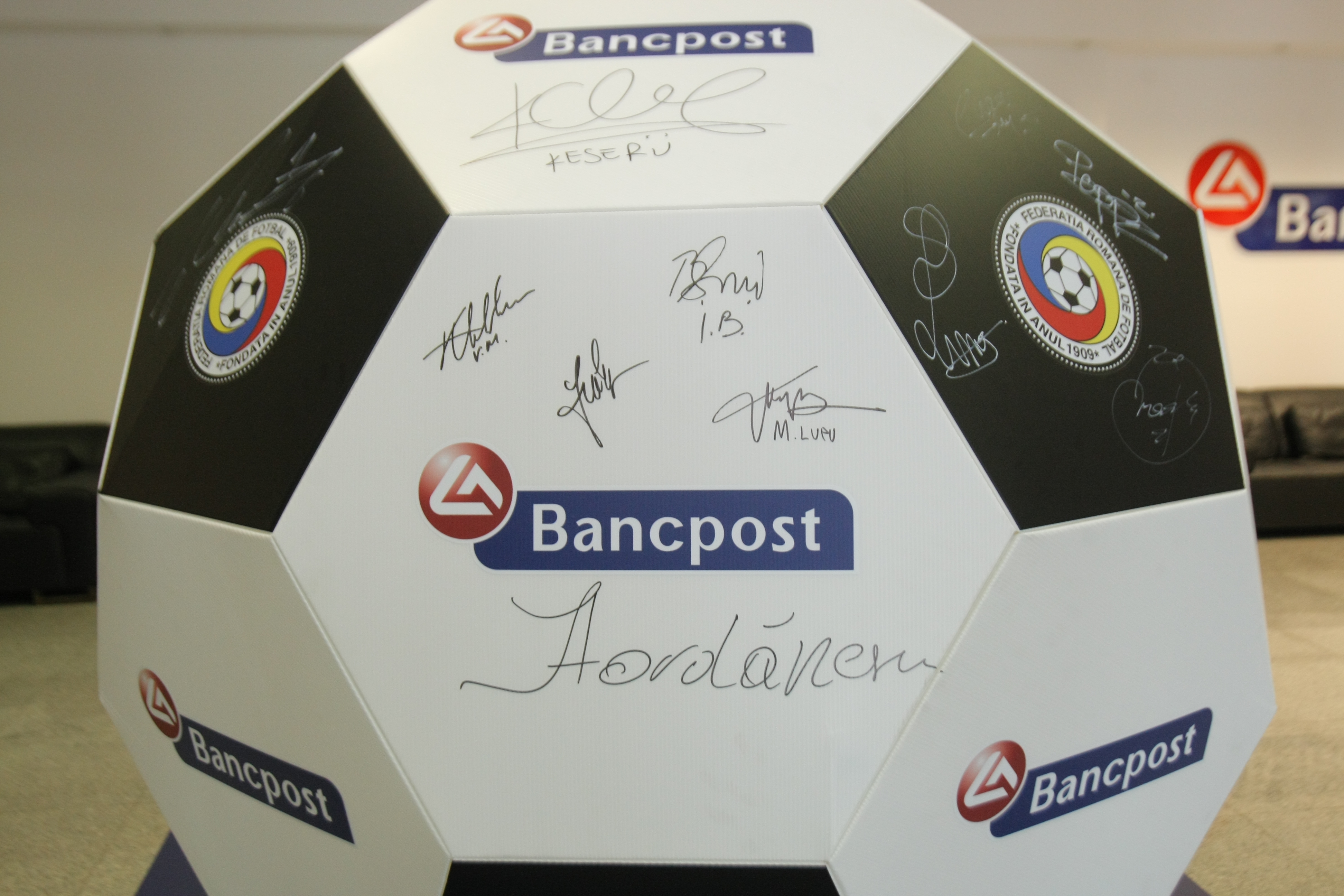 ROMÂNIA - FEROE, DUMINICĂ, ORA 19:00, TVR 1 / Tricolorii au făcut pe bancherii la sediul noului sponsor. Repriză de autografe și fotografii / GALERIE FOTO