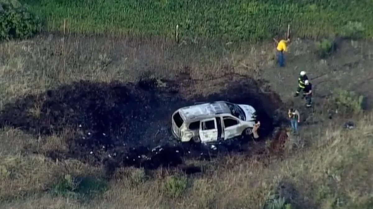 Bărbați mascați au tras într-o dubă în care erau opt români, pe o autostradă americană. Mașina românilor a ieșit de pe șosea și a luat foc