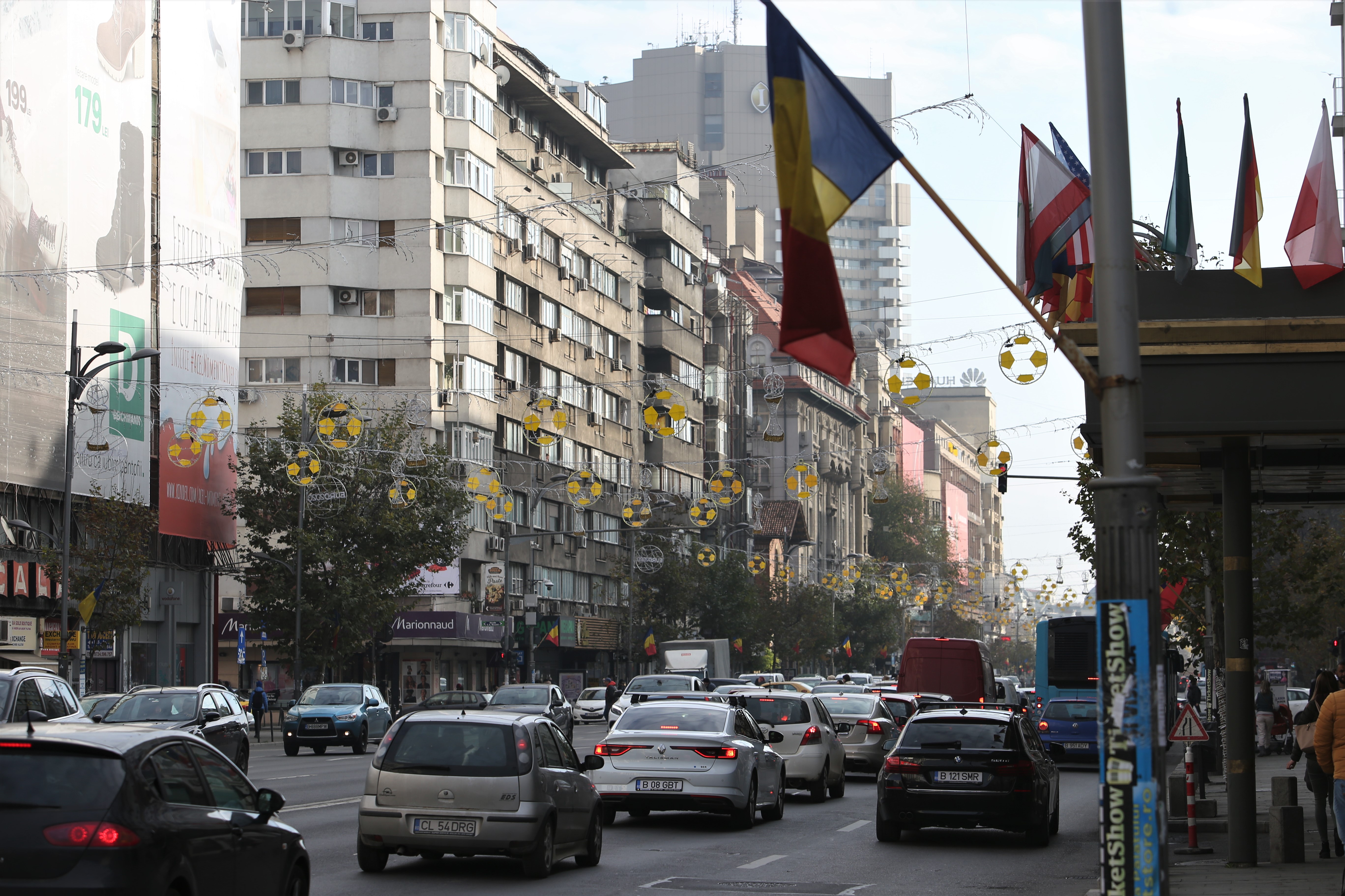 Campionatul European de fotbal 2020 este promovat la București cu instalații care seamănă cu trofeul Cupei Mondiale