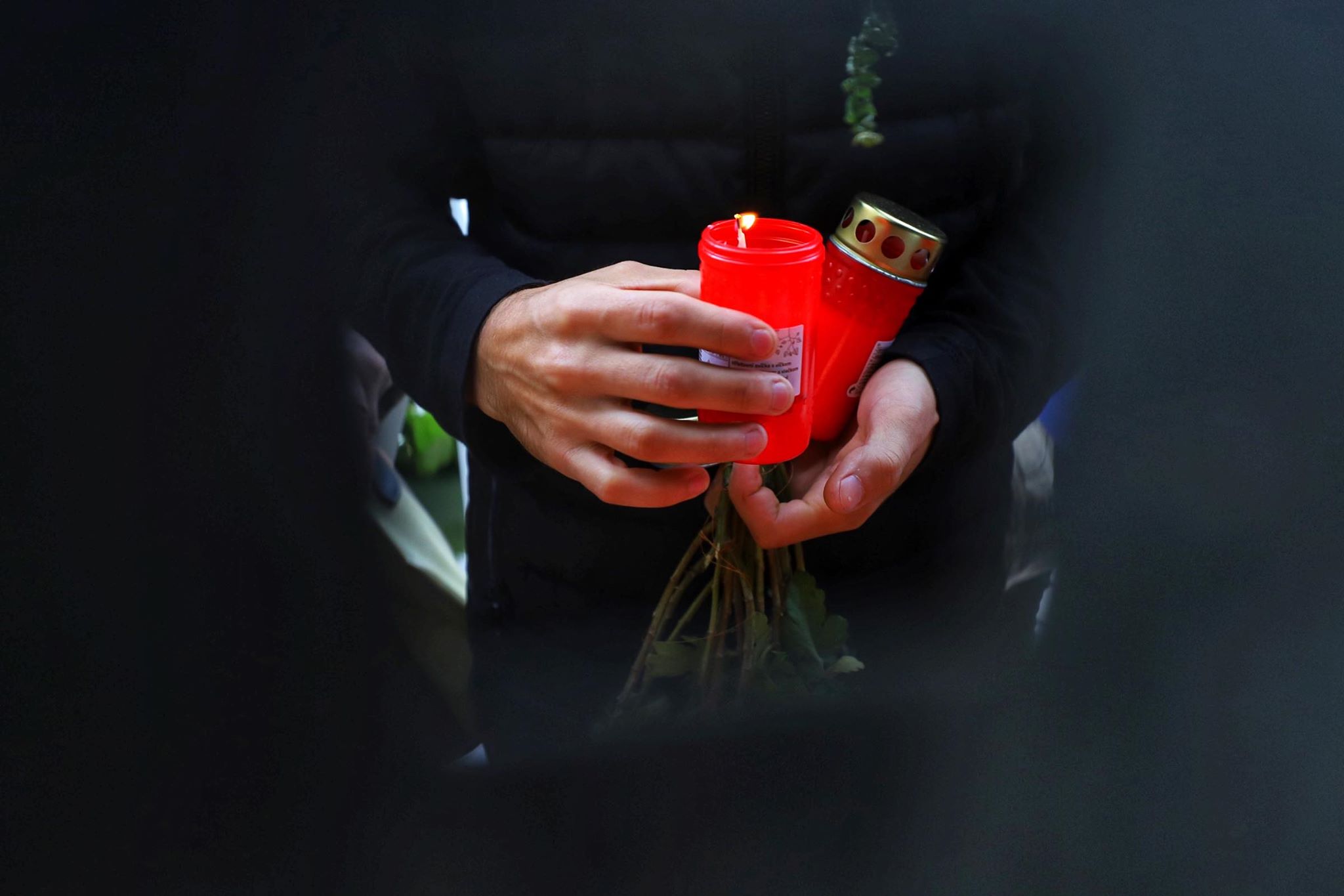 Flori și lacrimi la altarul Colectiv. Oamenii au adus un omagiu pentru cele 64 de victime