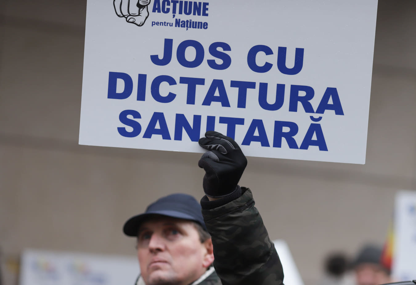 Protest în fața Ministerului Sănătății împotriva măsurilor anti-COVID. Manifestanții îi cer demisia lui Rafila