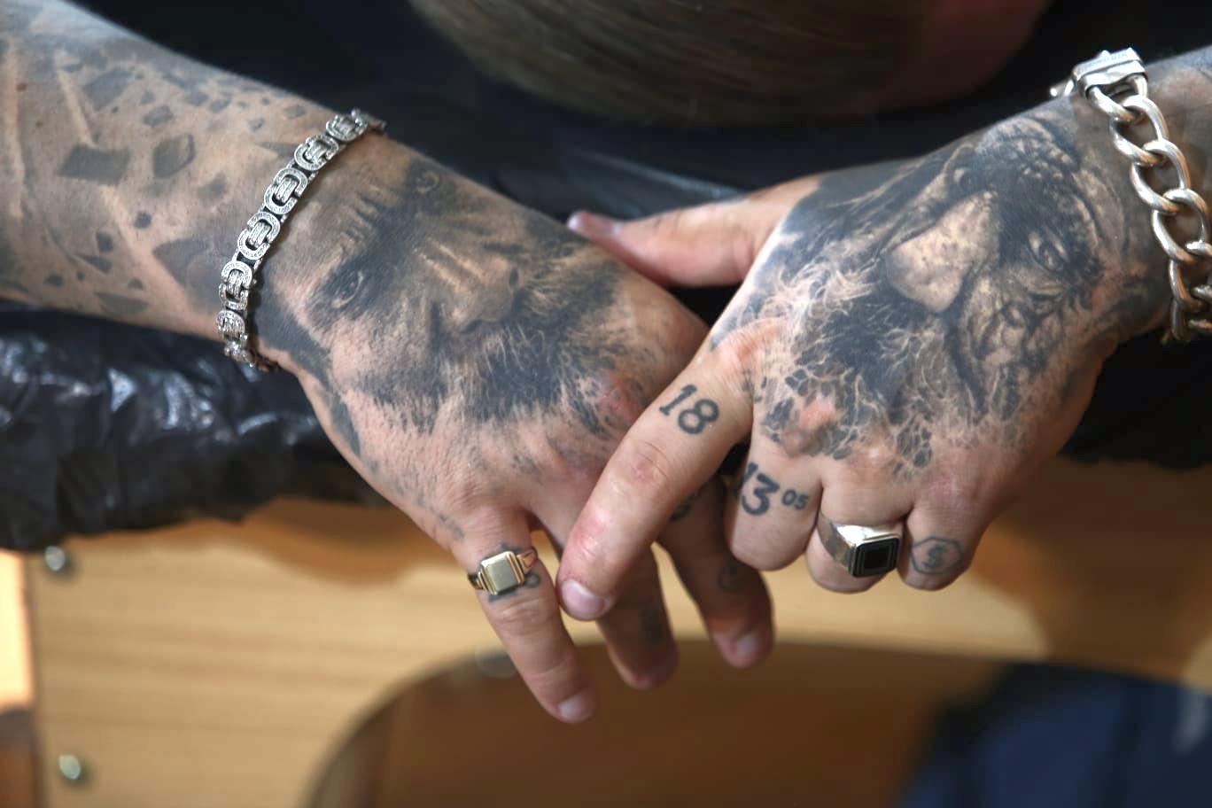 120 de tatuatori din întreaga lume au ajuns la București. Sesiuni de tatuare live, concerte și artă pe piele | FOTO