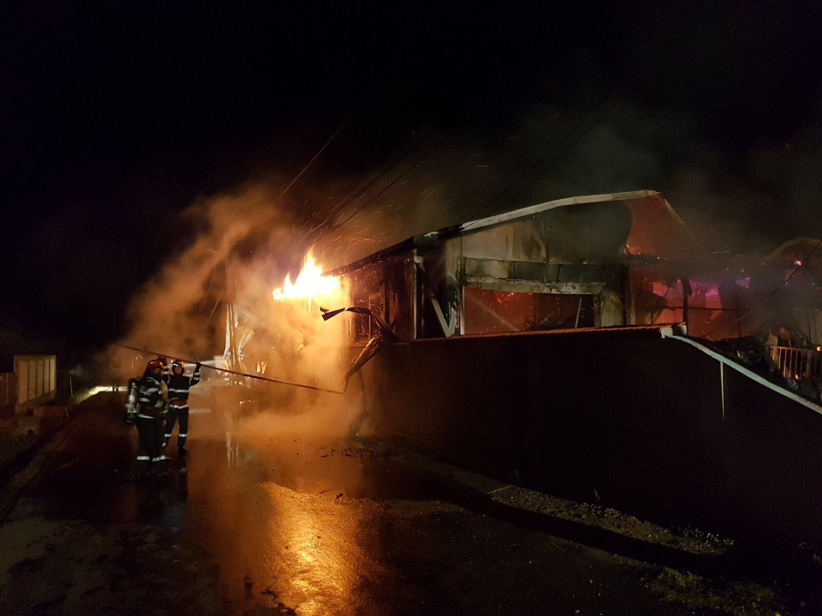 FOTO & VIDEO | Incendiu la un service auto în comuna Puchenii Mari, pe DN 1. UPDATE