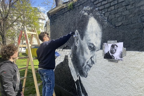 Două portrete uriașe ale lui Aleksei Navalnîi au apărut în Viena, pictate lângă un monument al soldaților sovietici care au cucerit orașul | FOTO