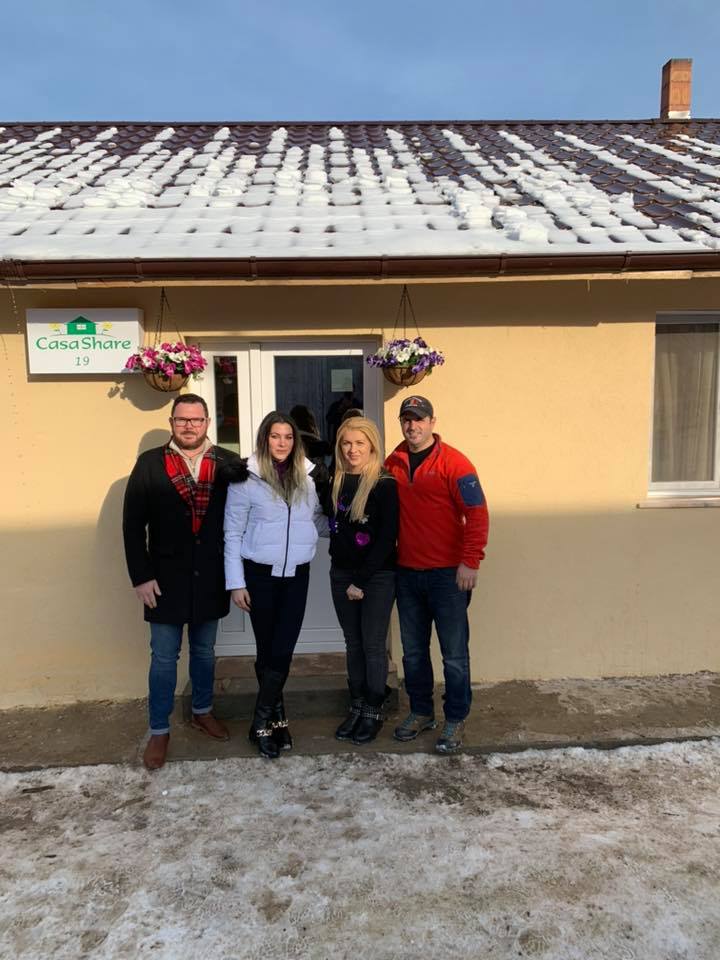 Roxana, fetița din Vaslui care își dorea doar "piure cu carne", a primit o casă de Crăciun / FOTO