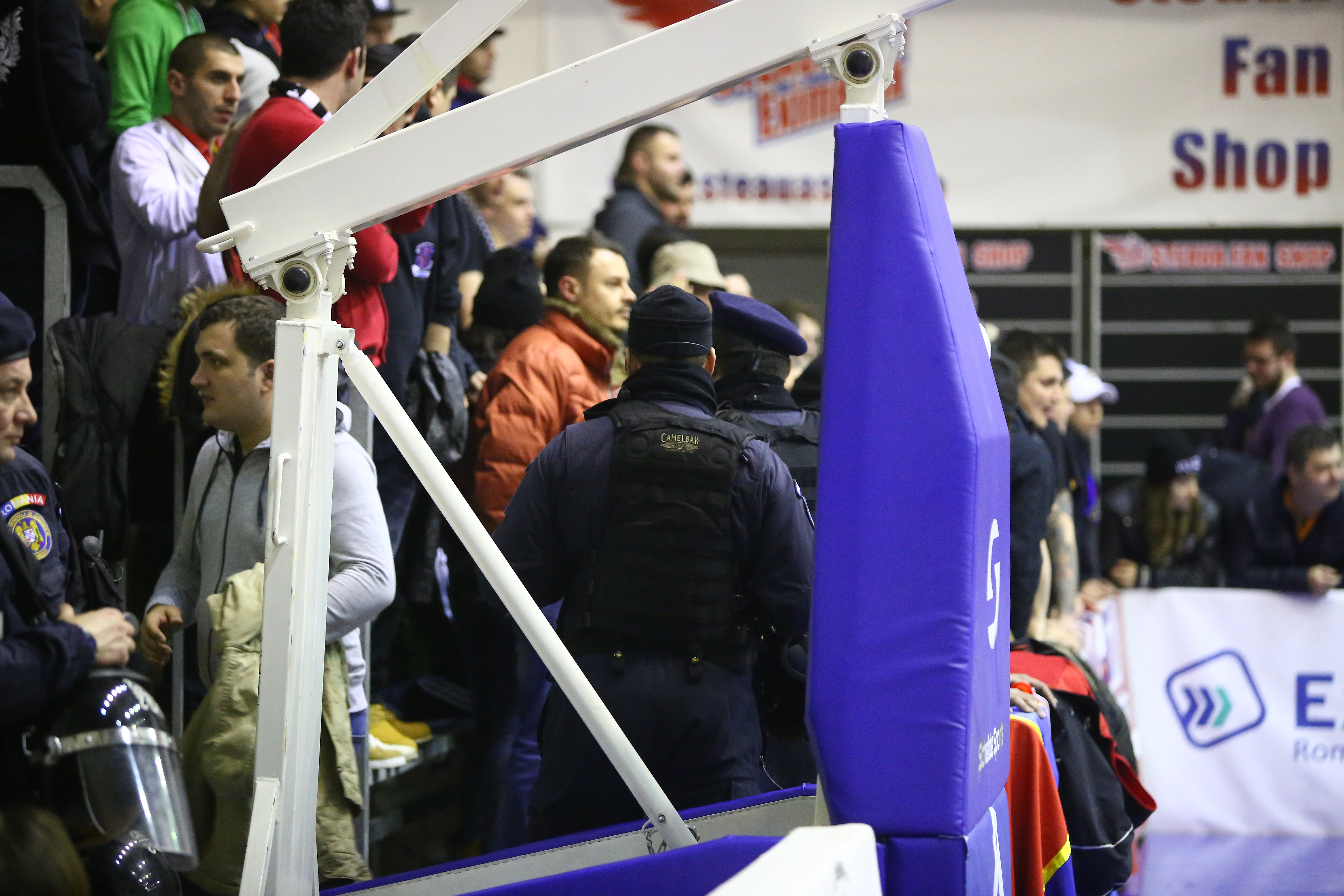 SCANDALUL MARCA STEAUA / Ultrașii au protestat la baschet: "NU FCSB" / GALERIE FOTO