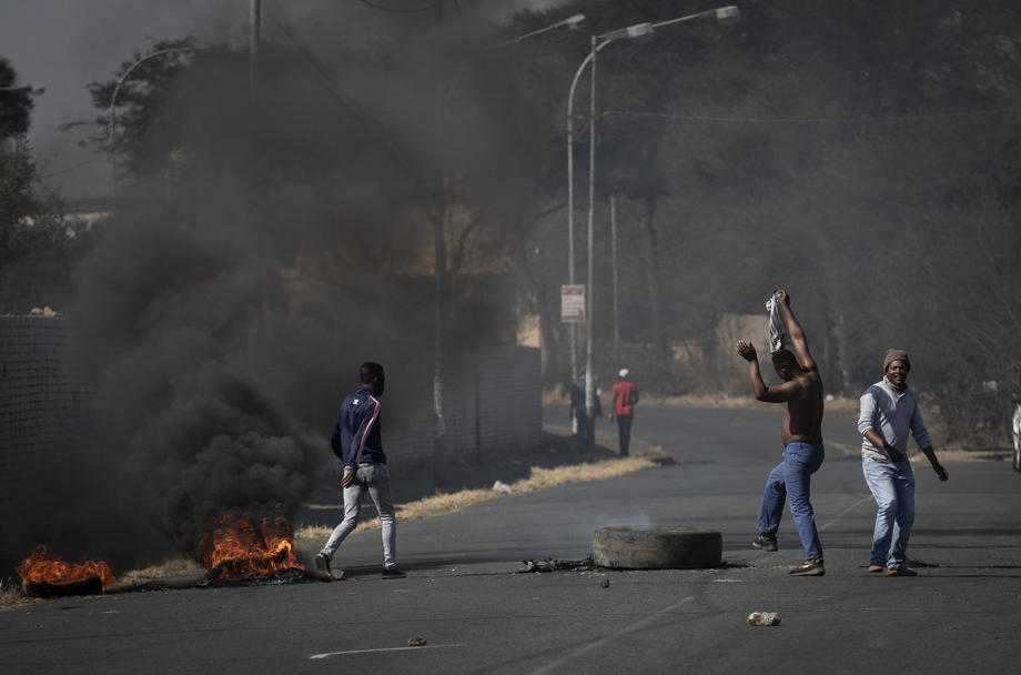 Violențele din Africa de Sud, soldate cu cel puțin 32 de morți. Motivul care a declanșat incendiile și jafurile