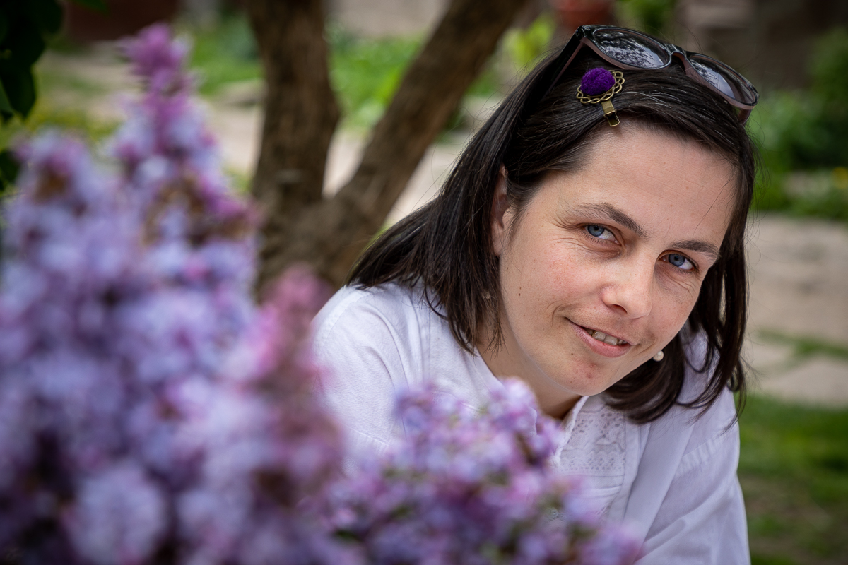 Lovită de o boală rară, o violonistă de 36 de ani din Covasna a uitat aproape totul, mai puțin muzica. “A uitat să plângă. Când o doare ceva, i se umplu ochii de lacrimi, dar râde”