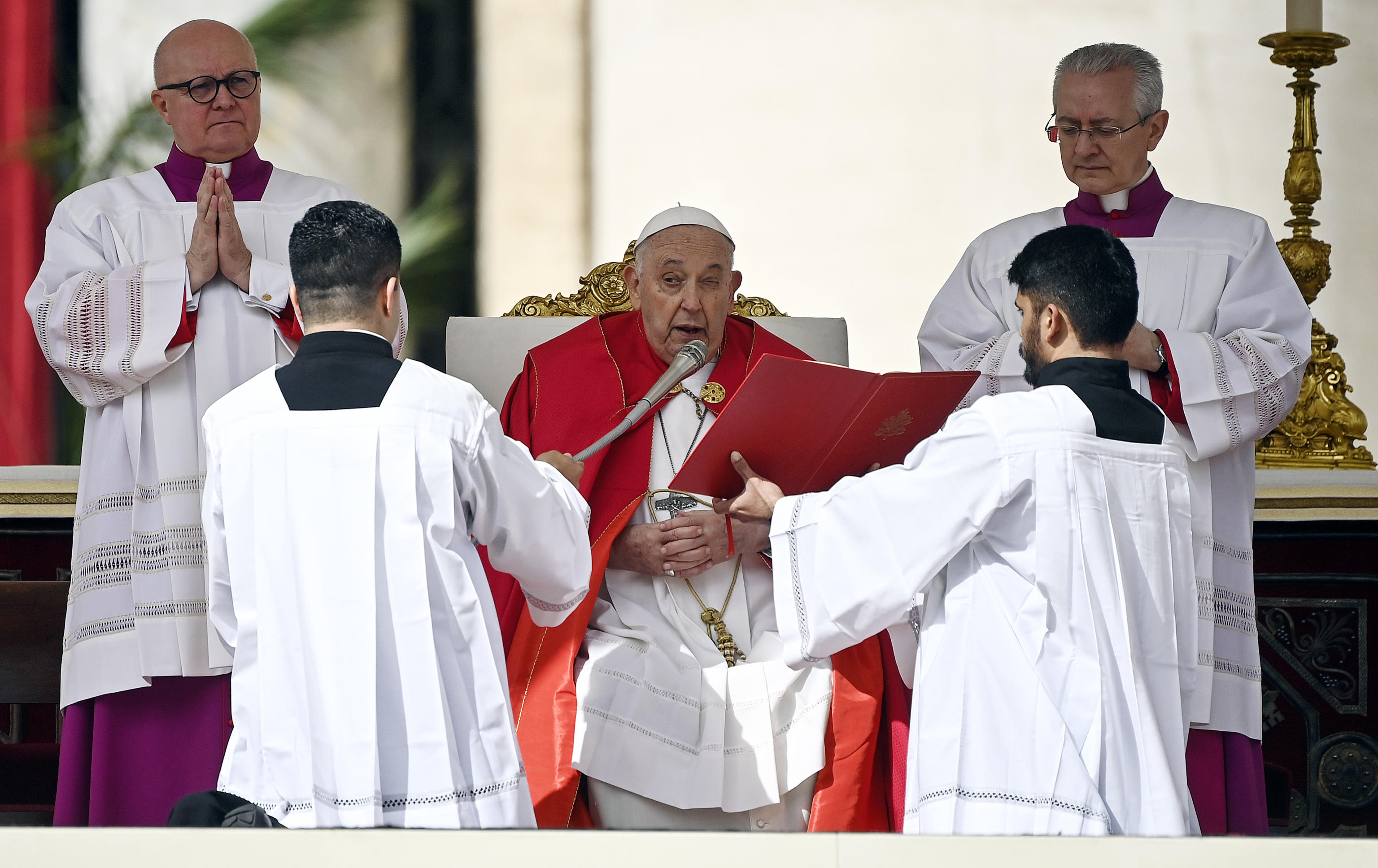Papa Francisc a luat „o decizie neobişnuită pentru un eveniment major” la liturghia de Floriile catolice