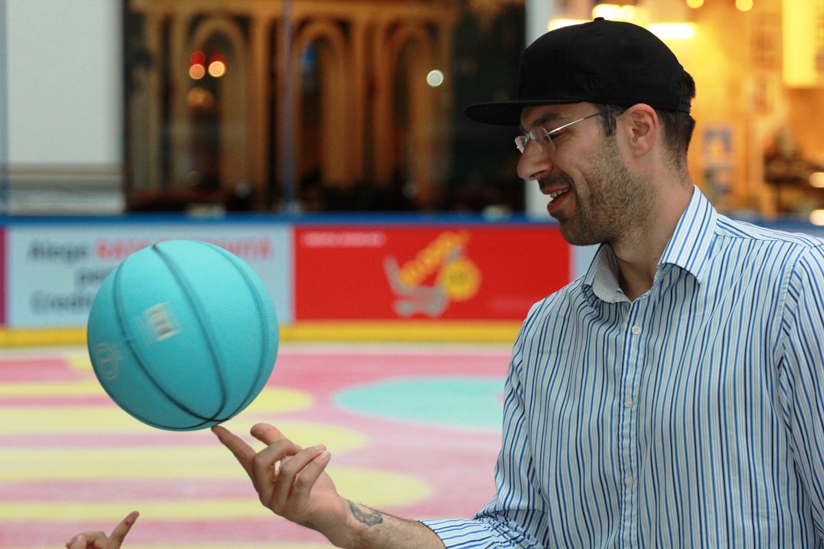 Virgil Stănescu, președintele echipei de baschet Steaua, a dat lecții de baschet în mall