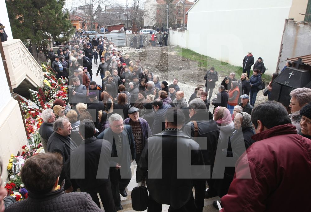 VIDEO și FOTO EXCLUSIV / Ileana Ciuculete a fost înmormântată. Cântăreața de muzică populară a fost condusă pe ultimul drum de sute de persoane