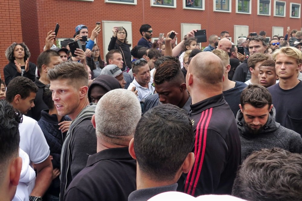 Susținere pentru Abdelhak Nouri. Zeci de fani s-au adunat în fața casei fotbalistului de la Ajax, aflat în comă artificială | VIDEO
