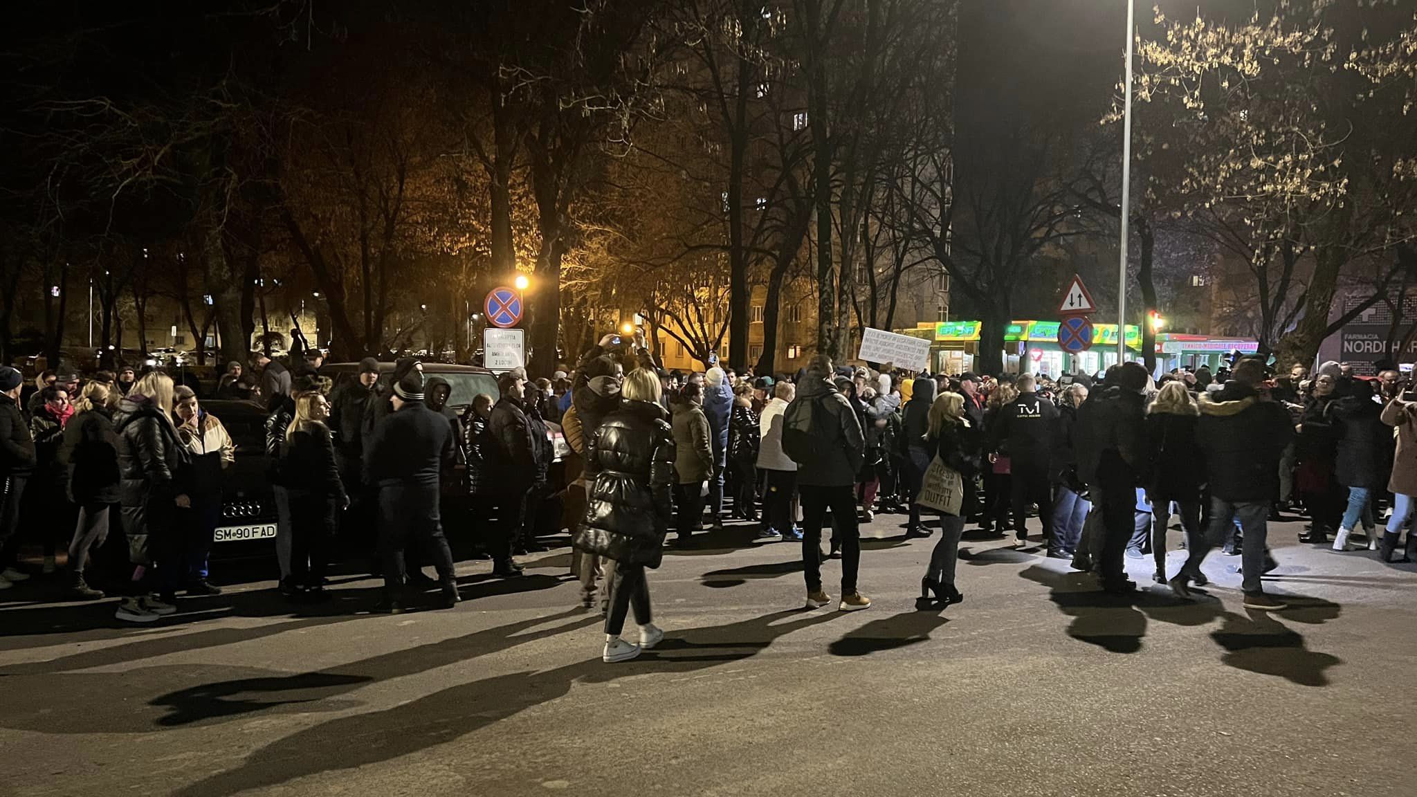 Sute de oameni au protestat în faţa Spitalului Judeţean din Satu Mare, după ce o fată de 15 ani a murit la Urgențe. Ce acuzații aduce familia