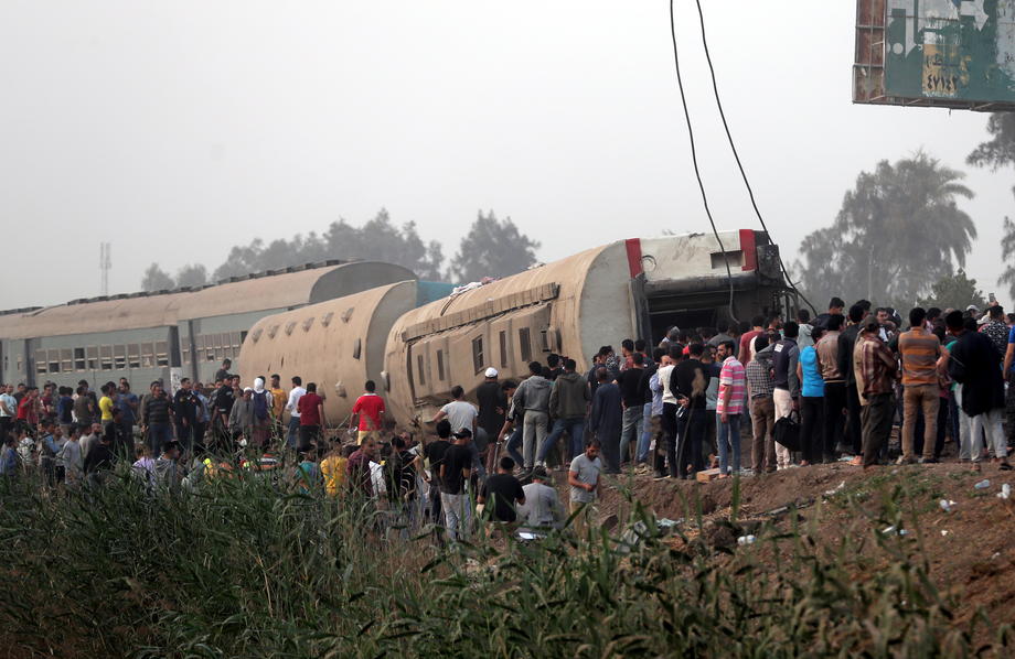 11 morți și aproape 100 de răniți, după ce un tren a deraiat în Egipt