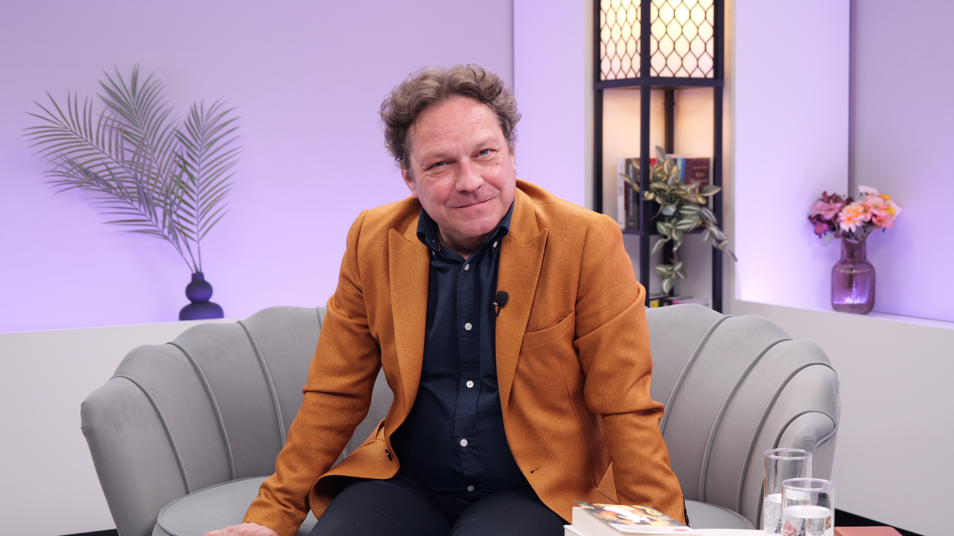 Copilăria fără jucării care l-a format pe George Ivașcu. Actorul face dezvăluiri neașteptate la „Dincolo de copertă”: „Îmi inventam jocuri”