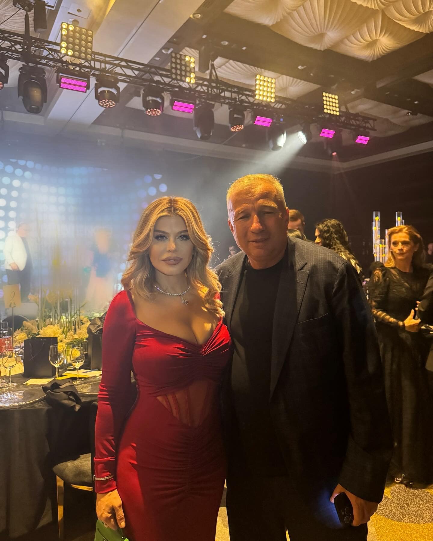Cum s-a pozat Loredana Groza alături de Gheorghe Hagi la dineul Generației de Aur. Ținuta cântăreței a atras atenția