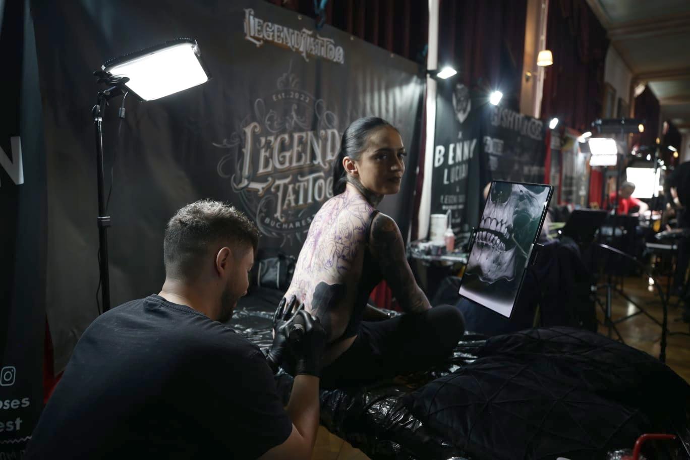 120 de tatuatori din întreaga lume au ajuns la București. Sesiuni de tatuare live, concerte și artă pe piele | FOTO