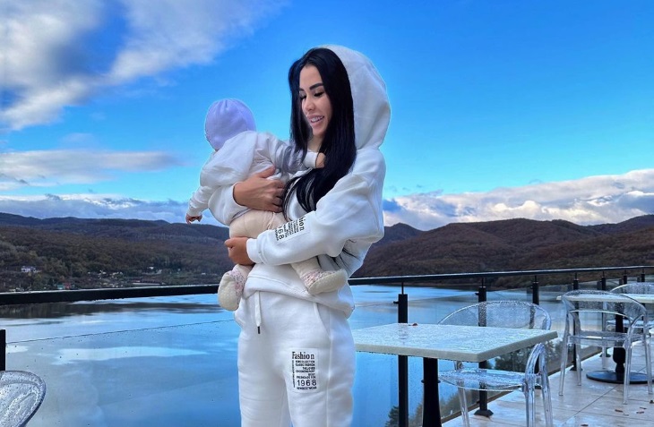 Fotografia postată de Daniela Crudu cu fetița ei, care are 8 luni: „Blondina mea. Oare i se mai închide părul?”