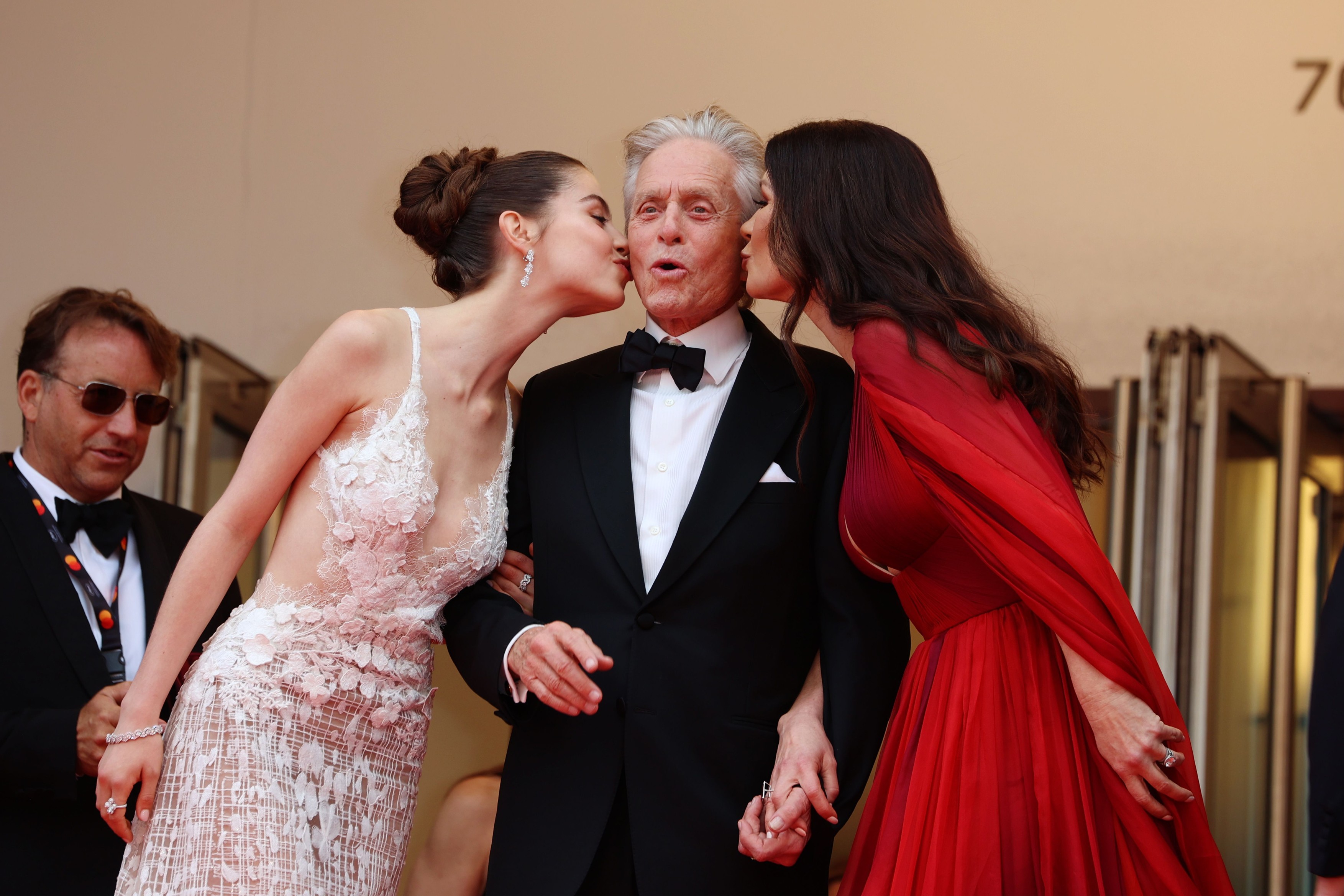Corespondență de la Cannes: Emoționată de poemul despre Ucraina rostit pe scenă, Catherine Deneuve a uitat să deschidă festivalul 