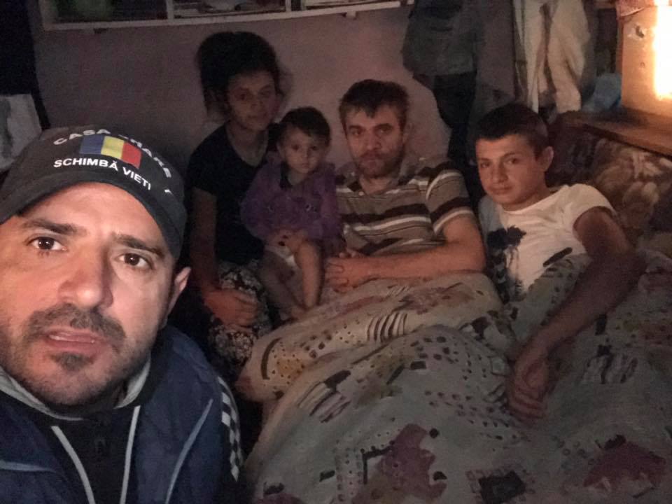 Roxana, fetița din Vaslui care își dorea doar "piure cu carne", a primit o casă de Crăciun / FOTO