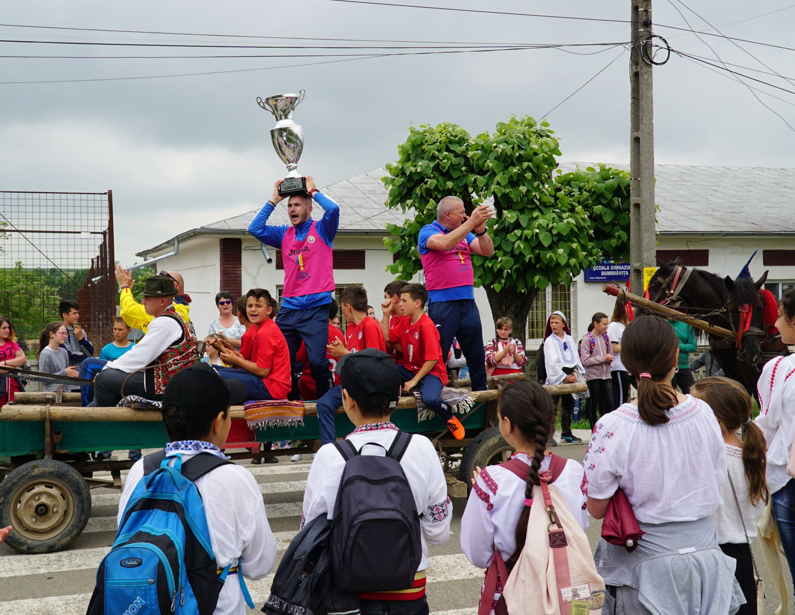Câștigătorii Cupei Satelor, plimbați cu căruța! Copiii din Ruginoasa au sărbătorit într-un mod inedit performanța alături de toată comuna / FOTO&VIDEO