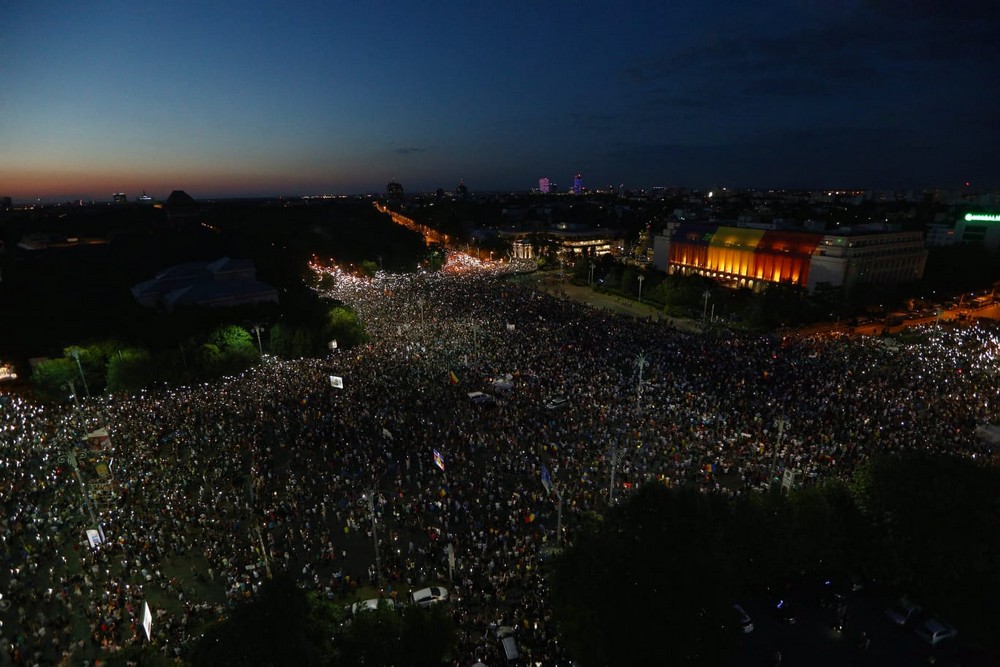 UPDATE. Război de stradă între jandarmi și huligani, în Piața Victoriei. 452 de persoane rănite / VIDEO&FOTO