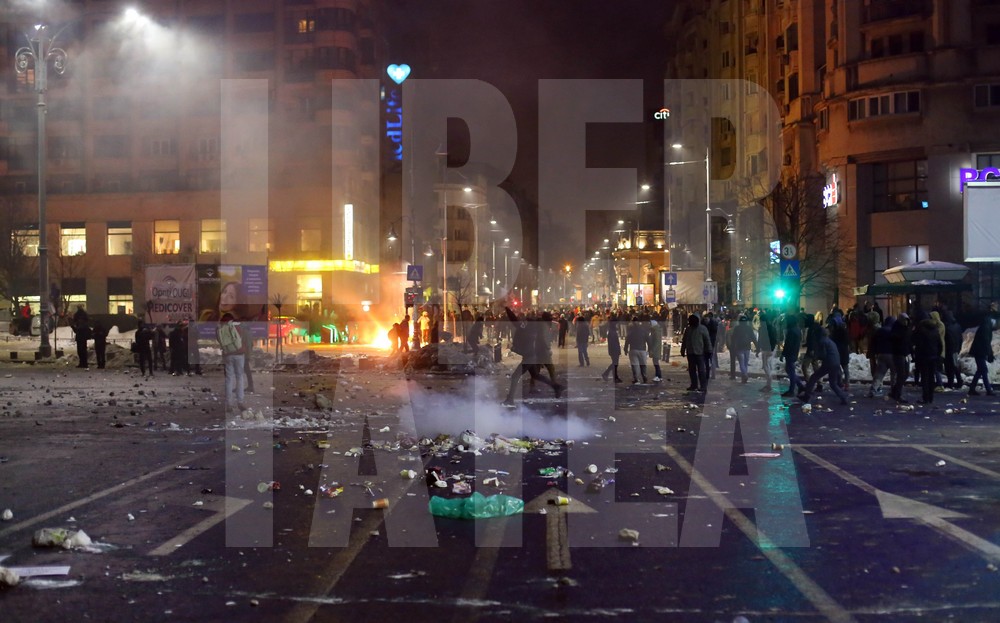 Violențe între ultrași și jandarmi, miercuri seară, în Capitală, pe finalul protestelor / FOTO & VIDEO
