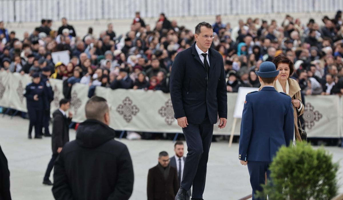 Ceremonia de sfințire a picturii Catedralei Mântuirii Neamului. Peste 12.500 de oameni, printre care Nicușor Dan, Ilie Bolojan, Traian Băsescu și Emil Constantinescu, au fost martori la citirea actului de sfințire