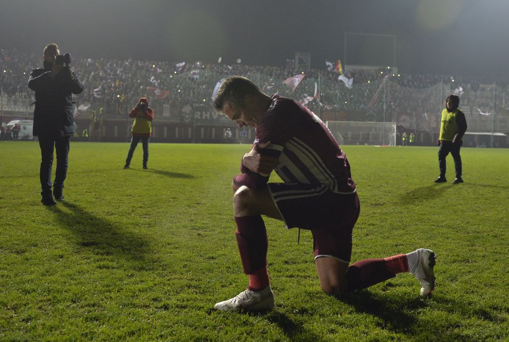 FOTO/Daniel Pancu, în genunchi în fața fanilor rapidiști! Declarație de dragoste pentru suporteri, la ultimul meci oficial pe stadionul Giulești: „De asta nu am jucat la Steaua, la Dinamo, datorită lor!”