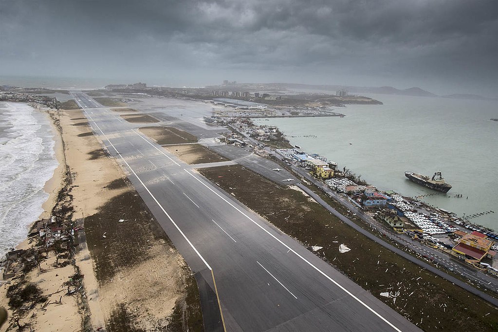 Cele mai spectaculoase și periculoase piste de aterizare din lume. De la un aeroport în pantă la pista care trece printre blocuri