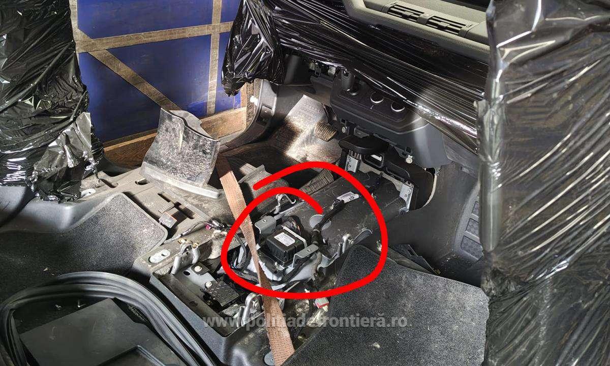 Au demontat trei mașini, furate din Germania și Suedia, în valoare de 320.000 de euro, și au încercat să le introducă în România drept „piese auto uzate”