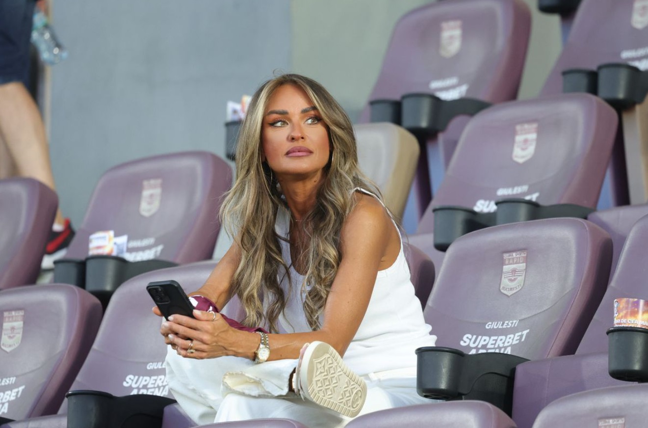 Cum a apărut Diana Munteanu în tribune la meciul Rapid - CFR Cluj. Îmbrăcată în haine de firmă, vedeta a avut la mână un ceas Rolex