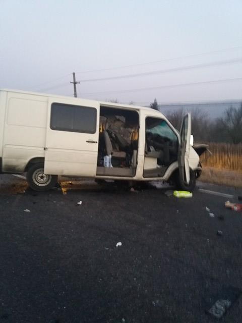 Accident grav în Mehedinți. Două persoane au murit după ce două microbuze s-au ciocnit