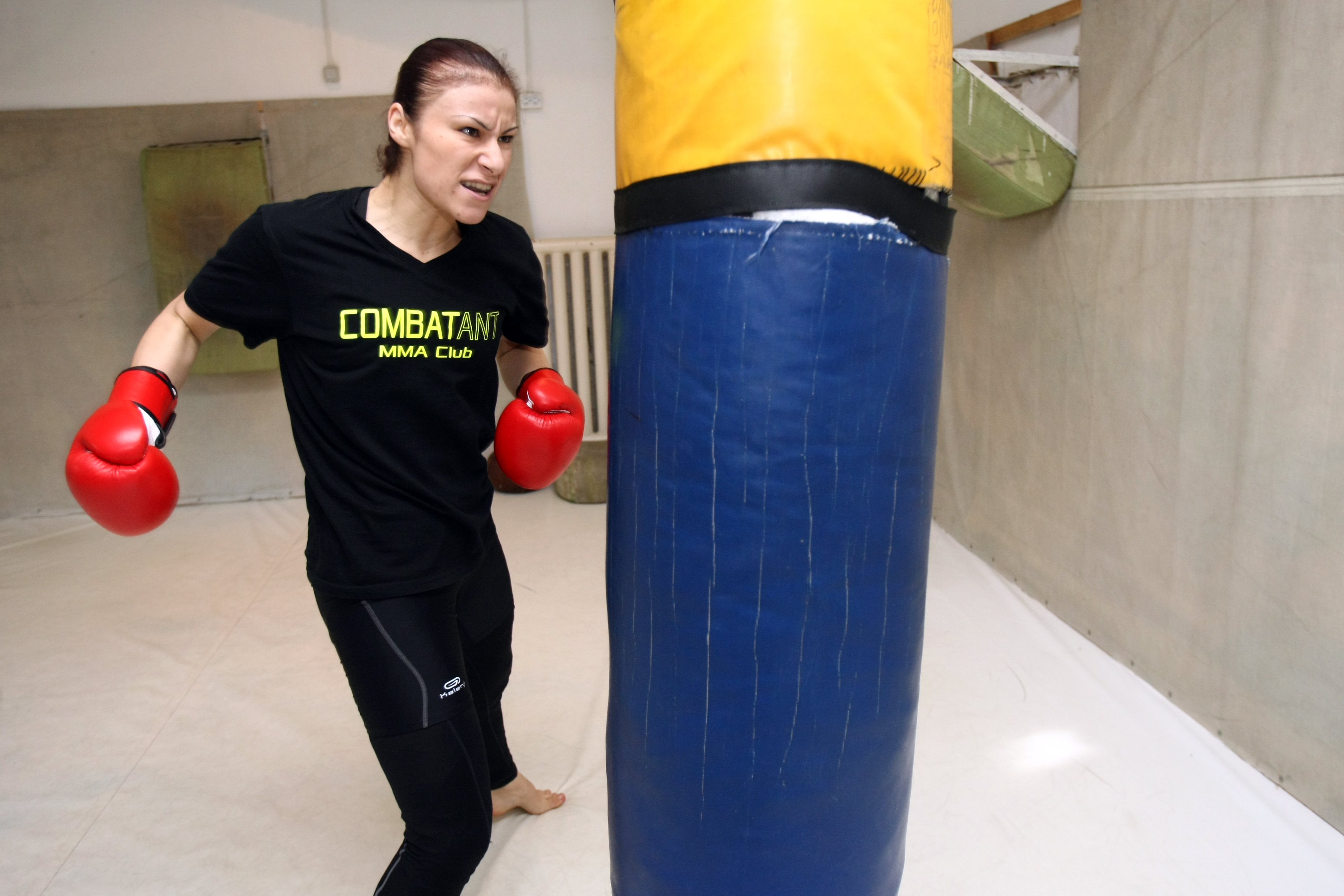 Premieră la Superkombat Ploiești! Pictorița absolventă de teologie urcă în ring / GALERIE FOTO