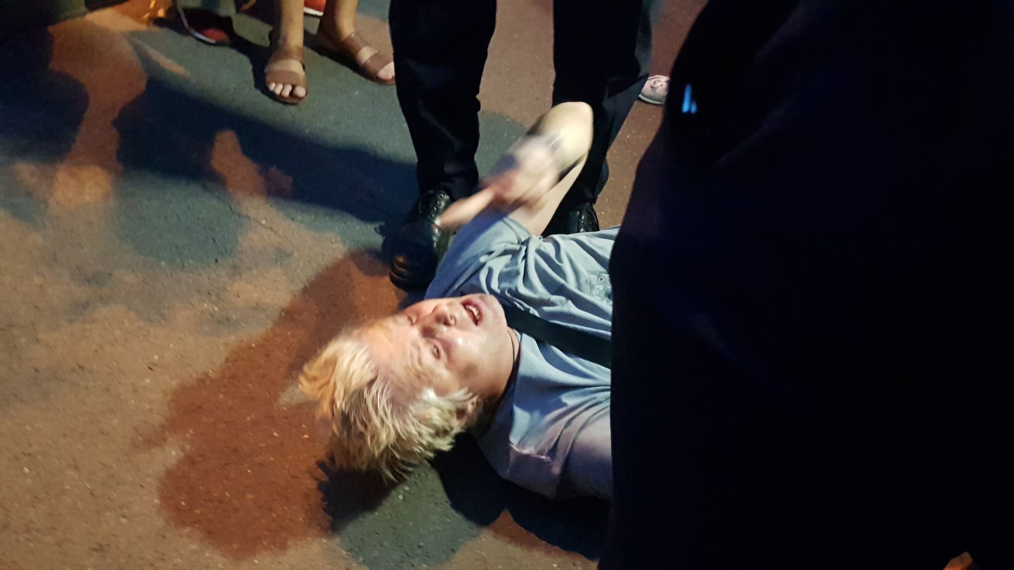 VIDEO | Protestatarul Marian Moroșanu, zis Ceaușescu, a fost încătușat în fața sediului PSD! „Mi-e rău, m-ai apăsat pe inimă!”