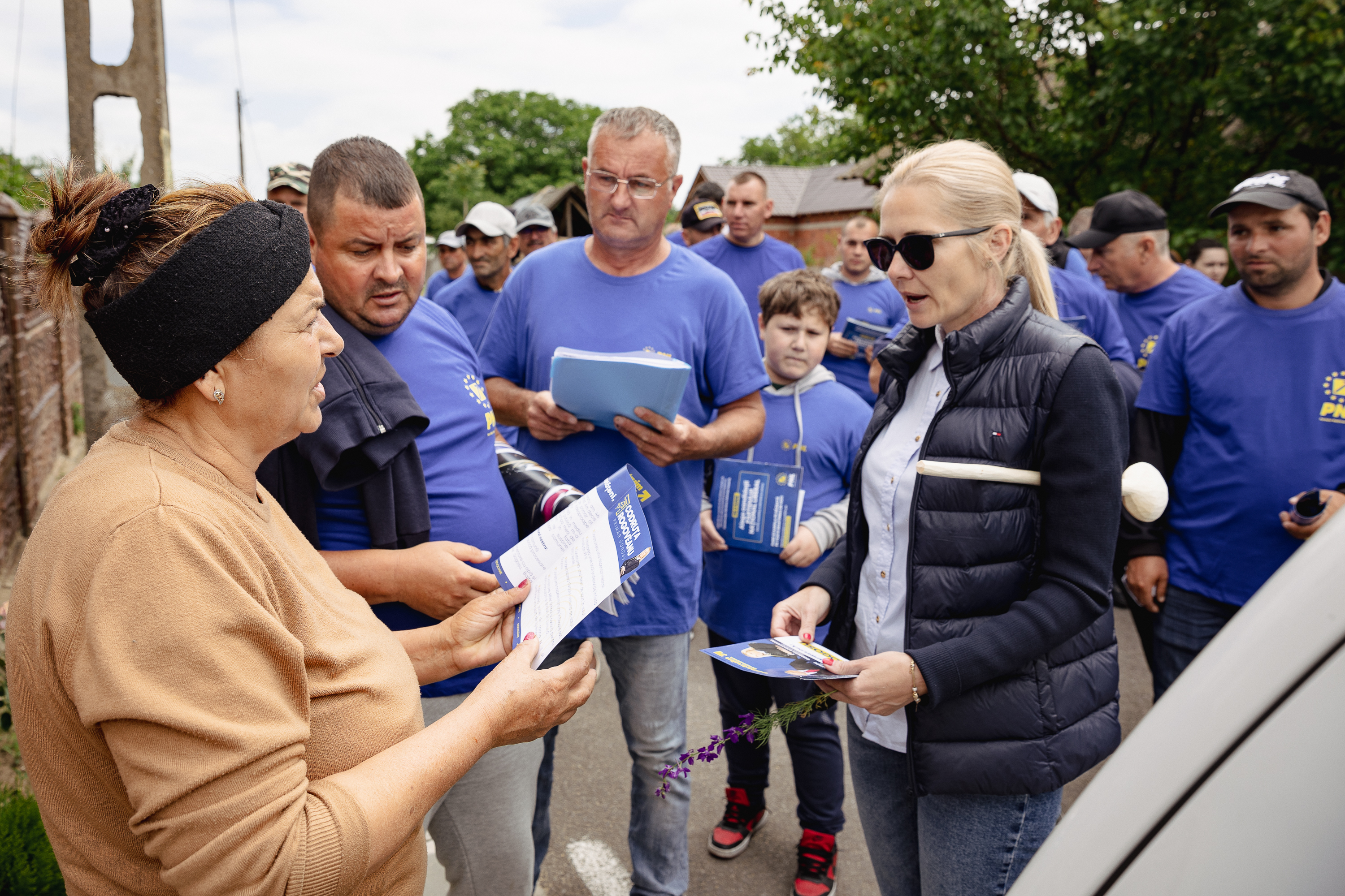 REPORTAJ | Pulsul campaniei în comuna din Mehedinți unde doi foști soți candidează la primărie: „Să mai conducă și muierile! Că poate mai țin și cu muierile! Că oamenii nu țin decât cu oamenii!”