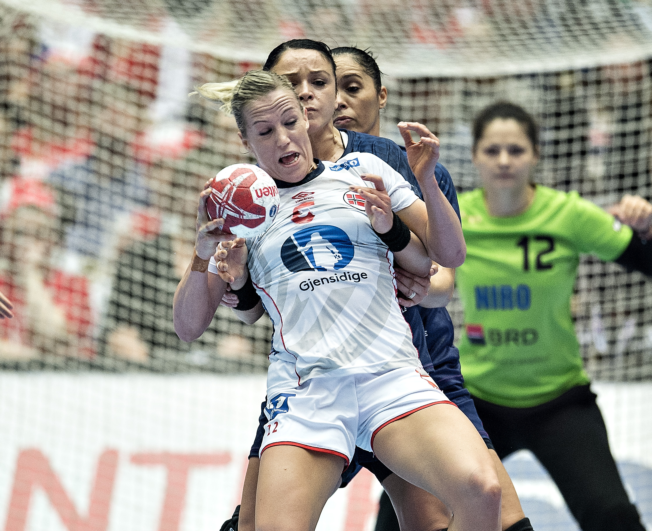 ”Secundul” Costică Buceschi, după înfrângerea dramatică din semifinalele CM de handbal, 33-35 cu Norvegia, după prelungiri: ”Fetele mi-au spus că puteam juca până dimineață! Victoria lor a fost întâmplătoare!”. Goalkeeperul Paula Ungureanu: ”Sunt supărată, dar și foarte mândră de echipa noastră! Nordicele n-au fost mai bune ca noi”. TOATE REACȚIILE: presă, antrenori, jucătoare. ”Ca în rollercoaster”! / FOTO&VIDEO
